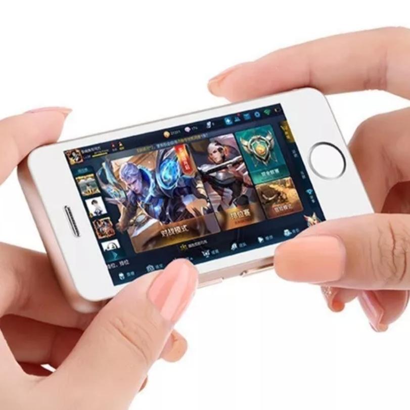 Melrose S9 tenu dans la main — plus petit smartphone du monde